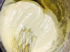 放翻拌均匀后倒入之前搅拌好的牛奶黄油。再次翻拌均匀。次数不宜多，以免消泡。