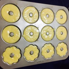 裱花袋剪口子挤入学厨金色12杯不沾迷你南瓜模具。