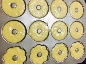 裱花袋剪口子挤入学厨金色12杯不沾迷你南瓜模具。