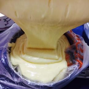 翻拌好的蛋糕糊倒入裱花袋。