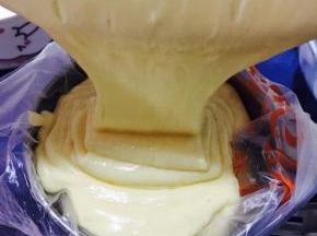 翻拌好的蛋糕糊倒入裱花袋。