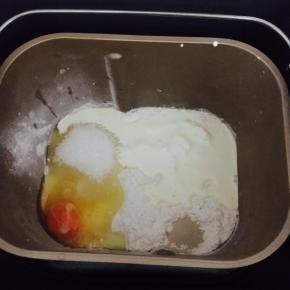 以上适合学厨方形8连不沾模具一份的量。准备好所需食材。把所有食材一同放进面包桶，启动和面程序10分钟，「因面包机不同，适当延长揉面时间」