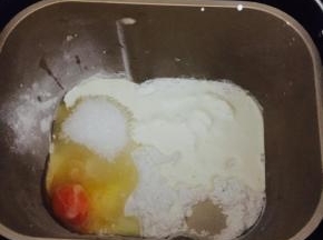 以上适合学厨方形8连不沾模具一份的量。准备好所需食材。把所有食材一同放进面包桶，启动和面程序10分钟，「因面包机不同，适当延长揉面时间」