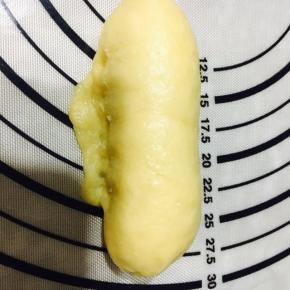 卷至另一头尾端收紧口，两端也顺便一起把口收紧！