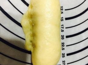 卷至另一头尾端收紧口，两端也顺便一起把口收紧！