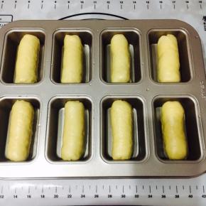 依次卷好放入学厨方形8连不沾模具中！进行第二次发酵，烤箱发酵35度，30分钟，底层放碗开水！