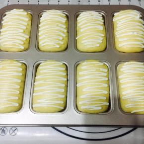 刷一层牛奶！烤箱开始预热160度。挤上沙拉酱。