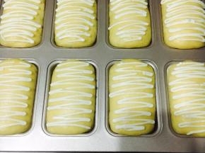 刷一层牛奶！烤箱开始预热160度。挤上沙拉酱。