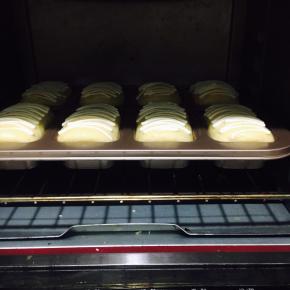 .160度，30分钟。底层。「中途注意观察面包上色情况，适当天覆盖锡纸」