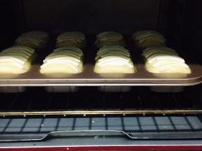 .160度，30分钟。底层。「中途注意观察面包上色情况，适当天覆盖锡纸」