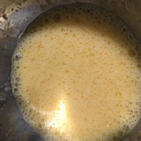 两个全鸡蛋电动打至鱼眼状加入白砂糖。