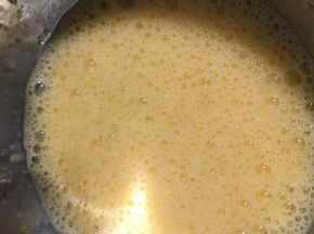 两个全鸡蛋电动打至鱼眼状加入白砂糖。