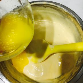 加入隔水融化的黄油，继续翻拌均匀。