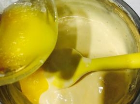 加入隔水融化的黄油，继续翻拌均匀。