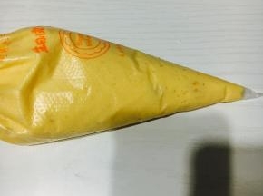 装入一次性裱花袋，