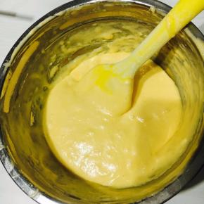 黄油完全融入蛋糕糊，翻拌好的蛋糕糊，「加入黄油后，此时面糊容易消泡，翻拌要轻，并且快，」