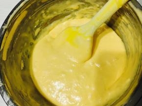 黄油完全融入蛋糕糊，翻拌好的蛋糕糊，「加入黄油后，此时面糊容易消泡，翻拌要轻，并且快，」