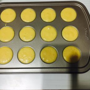 挤完后轻震两次，会冒出大气泡。这样能让蛋糕更细腻。「不可多震，气泡全没了就，消！泡！了！」此时烤箱开始预热150度。