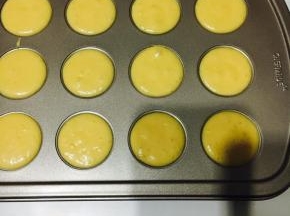 挤完后轻震两次，会冒出大气泡。这样能让蛋糕更细腻。「不可多震，气泡全没了就，消！泡！了！」此时烤箱开始预热150度。