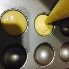 挤入学厨圆形棒棒糖模具！完全不沾模具，不用涂抹油喔！放心用！