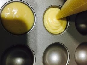 挤入学厨圆形棒棒糖模具！完全不沾模具，不用涂抹油喔！放心用！