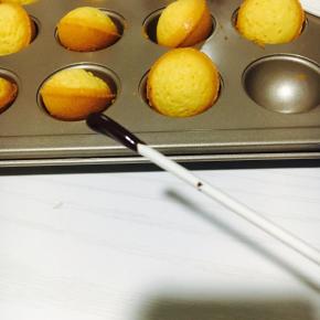 这款模具有配一包纸棒，用纸板粘上少许巧克力液！