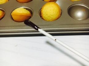 这款模具有配一包纸棒，用纸板粘上少许巧克力液！