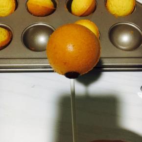 从蛋糕分界线底部戳进2/3的位置。