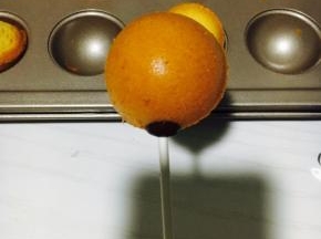 从蛋糕分界线底部戳进2/3的位置。