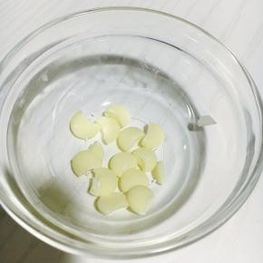 白巧克力用裱花嘴○底切出个1/3的小缺口。做小熊的耳朵。