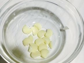 白巧克力用裱花嘴○底切出个1/3的小缺口。做小熊的耳朵。