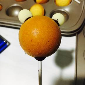 白巧克力粘少许黑巧克力液，在粘在蛋糕上！「现在天气冷，一下就粘住了！」