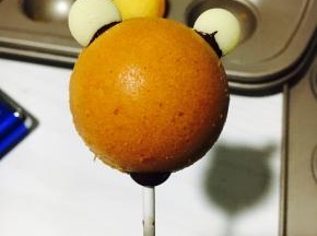 白巧克力粘少许黑巧克力液，在粘在蛋糕上！「现在天气冷，一下就粘住了！」