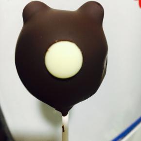 选择光滑的一面，用白巧克力，粘上小熊的鼻子。