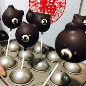 用融化的给巧克力画上眼睛，鼻子，就ok啦！