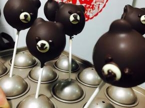 用融化的给巧克力画上眼睛，鼻子，就ok啦！