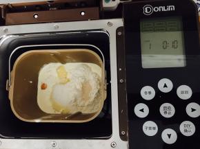 接下来比较智能化，一同放进面包机！启动和面程序15分钟，「揉出手膜的土司口感会更好喔」