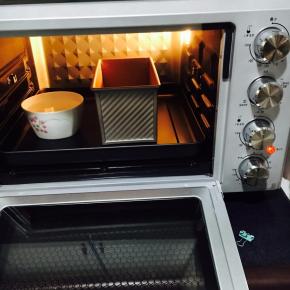 烤箱内放碗热腾腾的开水。有助增加湿度。帮助发酵，发酵温度易30度40分钟左右为准，