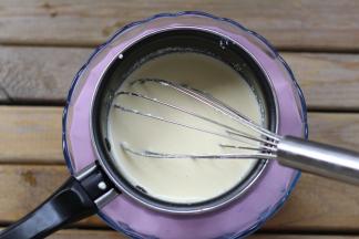 奶酪加牛奶隔热开水搅拌至完全融化！