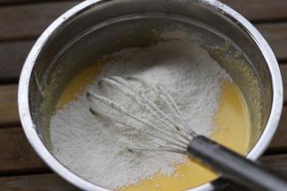 筛入低粉搅拌均匀无颗粒。