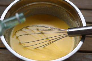 加入一丁的朗姆酒搅拌均匀。「瓶口比较大，小心翼翼的倒一些。」