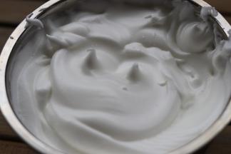 加入一丁的朗姆酒搅拌均匀。「瓶口比较大，小心翼翼的倒一些。」