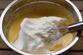 取三分之一拌入蛋黄糊中！翻拌均匀。