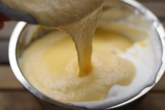 把翻拌好的蛋黄糊倒入剩下的蛋清中继续翻拌。