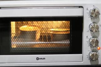 预热烤箱160度。最底层烤盘放七分满的水，上面架着网架烤制。这次用160度烤了20分钟后转140度40分钟，一共是60分钟。「烤立方温度偏高一些，根据自家烤箱适当调整。」