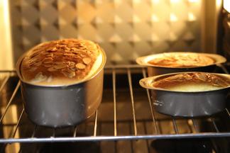 烤立方这款烤箱可以时时观看到里烤制上色的状态。在适当时间覆盖锡纸。烤制完成后烤箱开条缝让它自然散热后就可取出食用了。