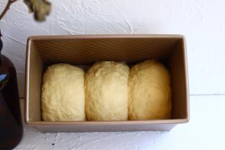 分割成三份,分别放入学厨不沾金色波纹土司盒进行常温发酵30分钟	