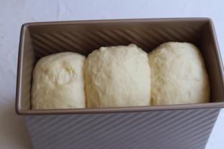 30分钟后发酵至七八分满就可以加盖进行烘烤了.