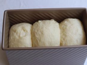 30分钟后发酵至七八分满就可以加盖进行烘烤了.