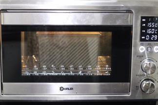 烤箱预热上火155度.下火160度.最底层烘烤30分钟